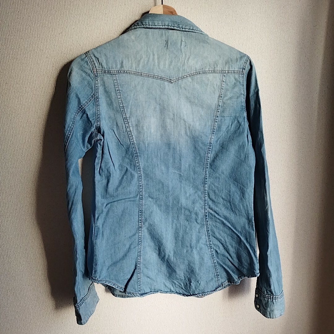 H&M(エイチアンドエム)の古着　H&M &DENIM　やわらかいデニムシャツ　長袖　EUR36　US6 レディースのトップス(シャツ/ブラウス(長袖/七分))の商品写真