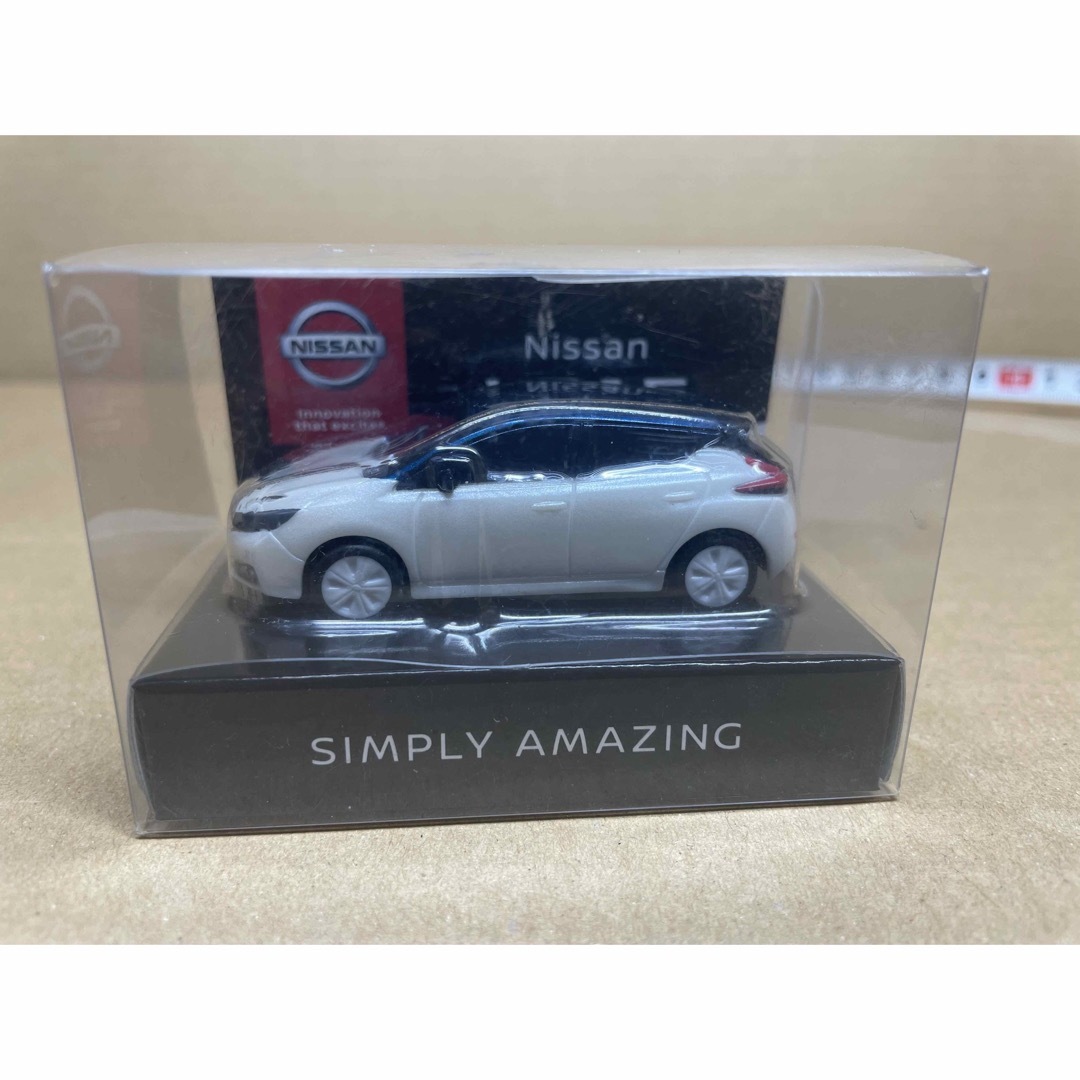 日産(ニッサン)の日産　非売品　販促品　リーフ　プルバックミニカー  パールホワイト／メタ青2トン エンタメ/ホビーのおもちゃ/ぬいぐるみ(ミニカー)の商品写真