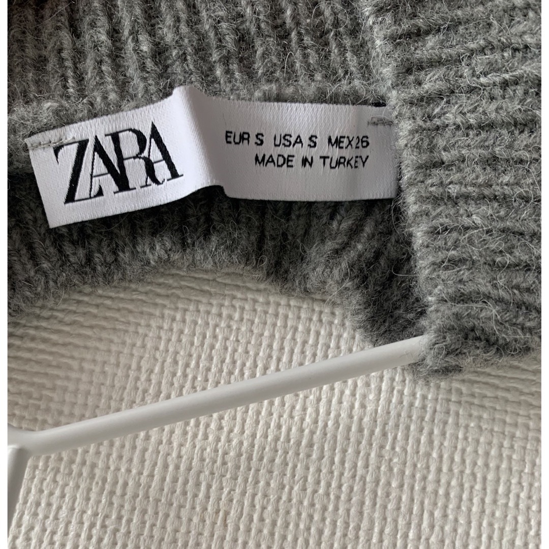 ZARA(ザラ)の再お値下げ中！　ZARA  ハイネック　袖デザイン　ニット　グレー レディースのトップス(ニット/セーター)の商品写真