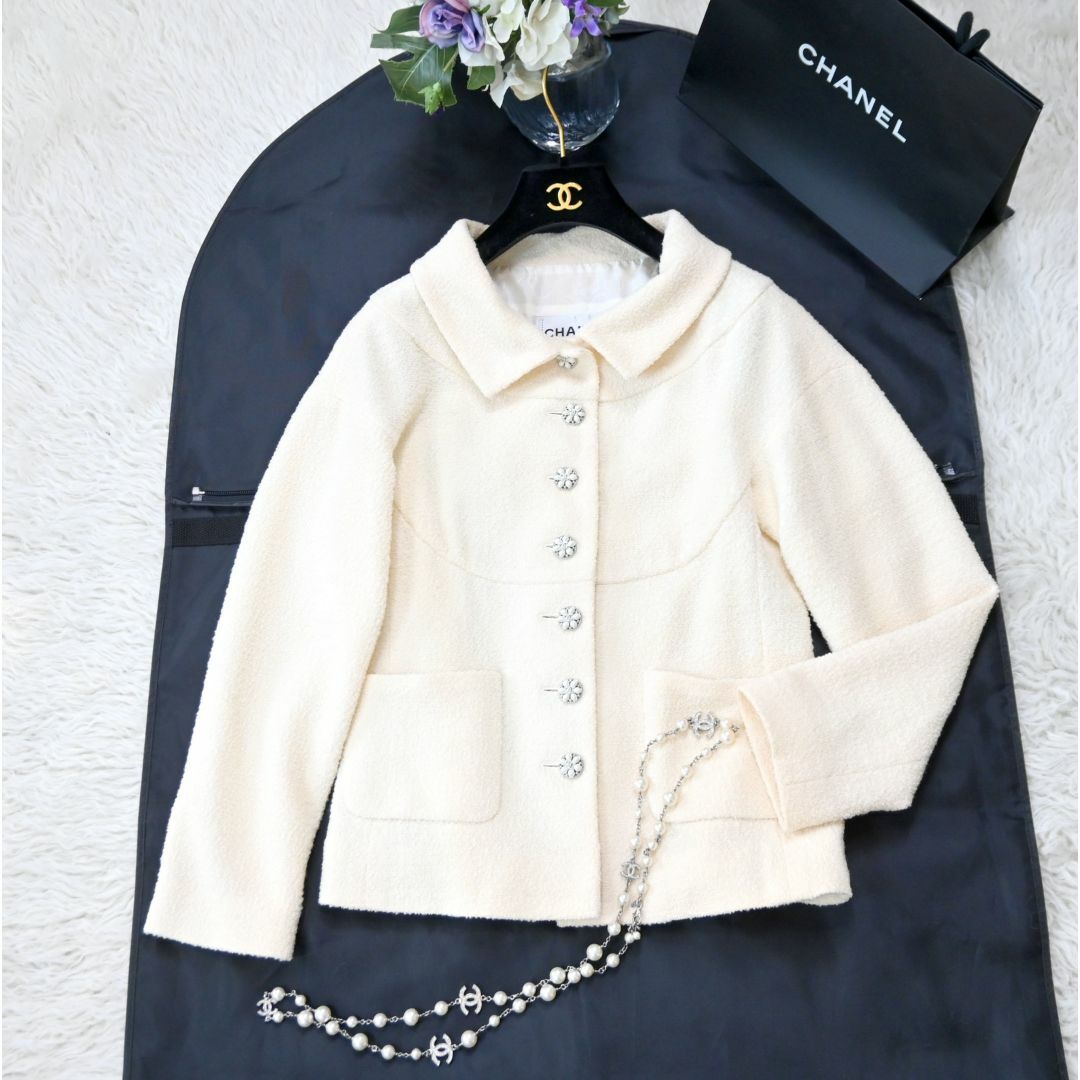 CHANEL(シャネル)の★CHANEL★美品★カメリアビジュー★ウール★ツイード★ジャケット レディースのジャケット/アウター(ノーカラージャケット)の商品写真