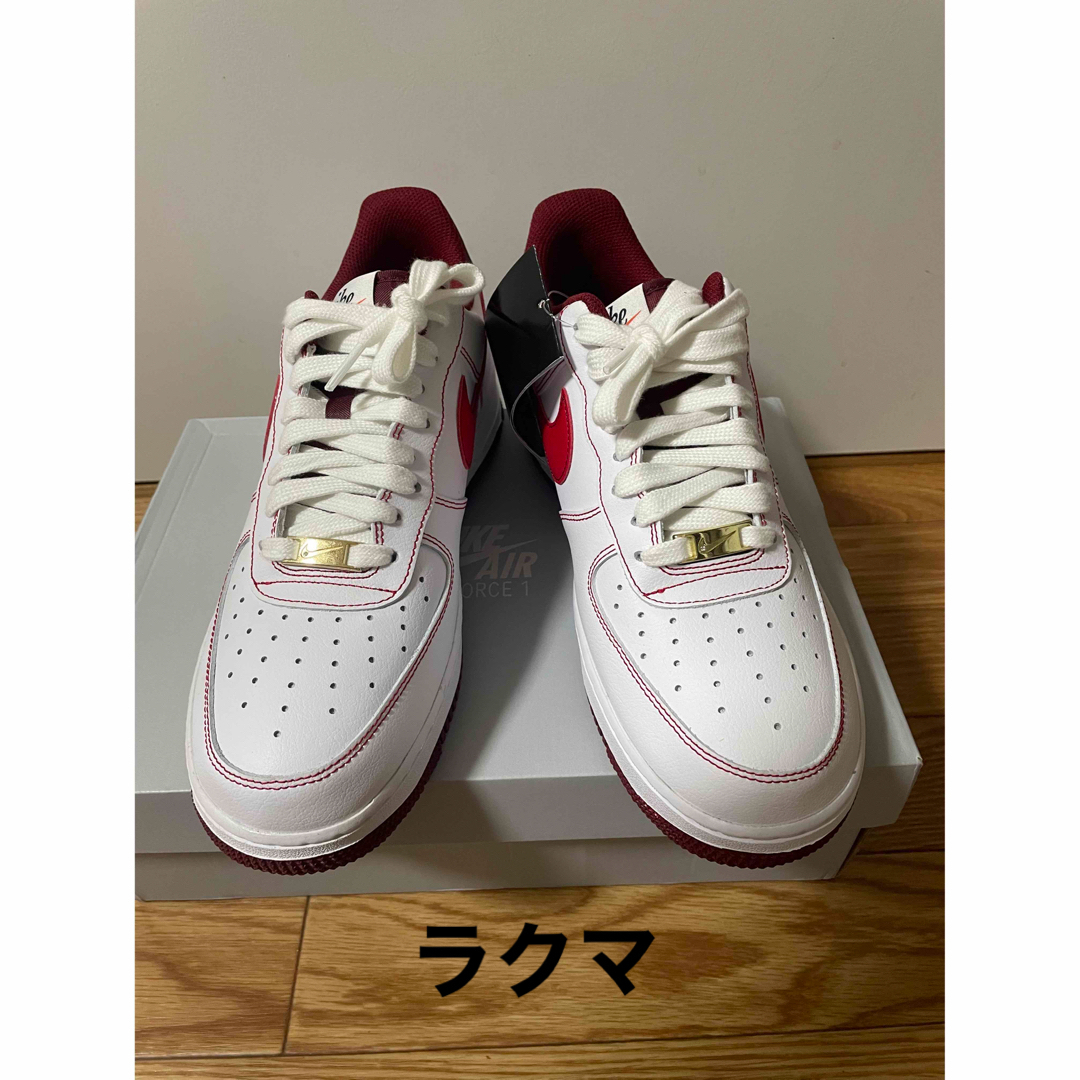 NIKE(ナイキ)の27エアフォース1 FIRST USE WHITE RED DA8478-101 メンズの靴/シューズ(スニーカー)の商品写真