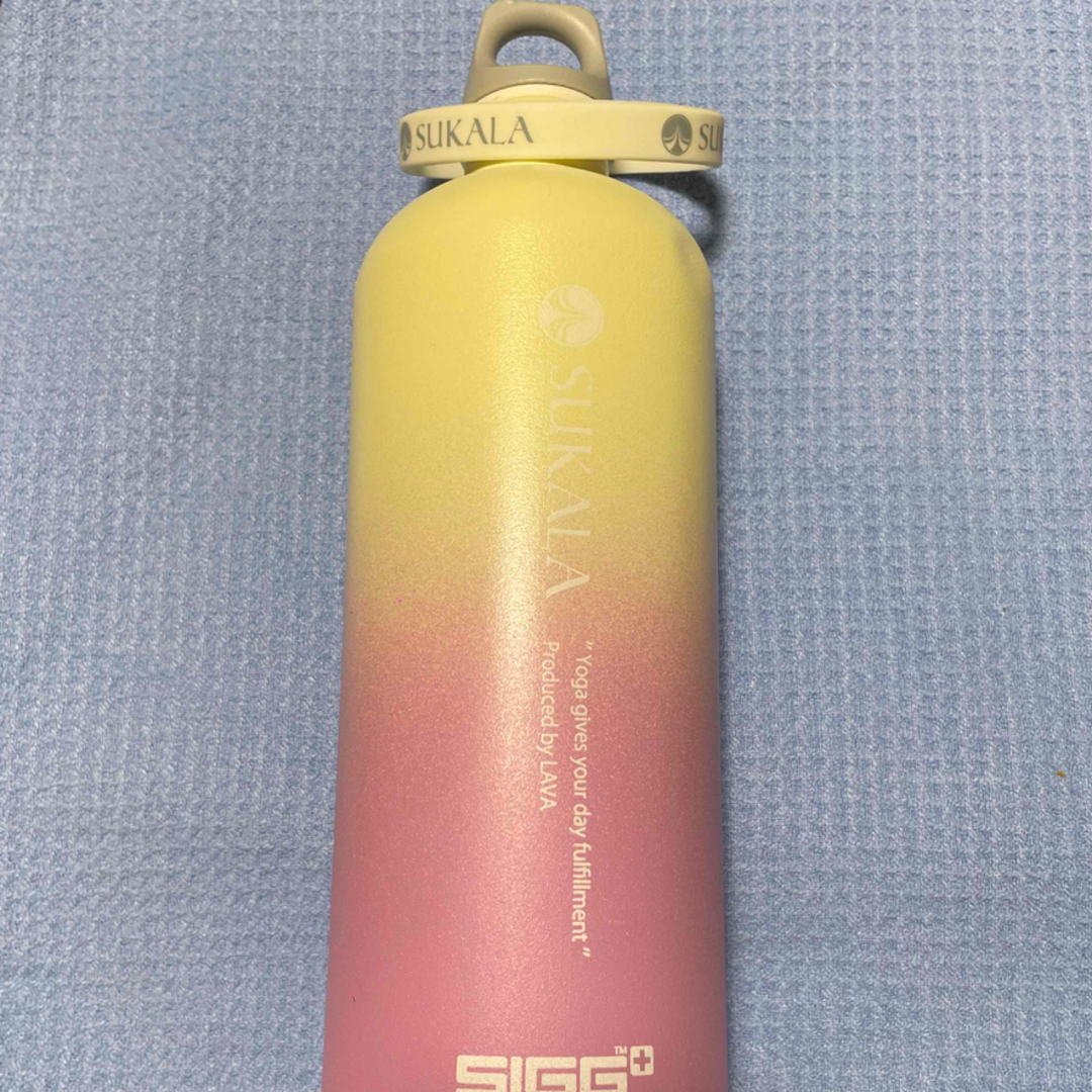 SIGG(シグ)のSIGG LAVA SUKALA 水素水ボトル ラバ ホットヨガ バンド付き！ スポーツ/アウトドアのトレーニング/エクササイズ(ヨガ)の商品写真