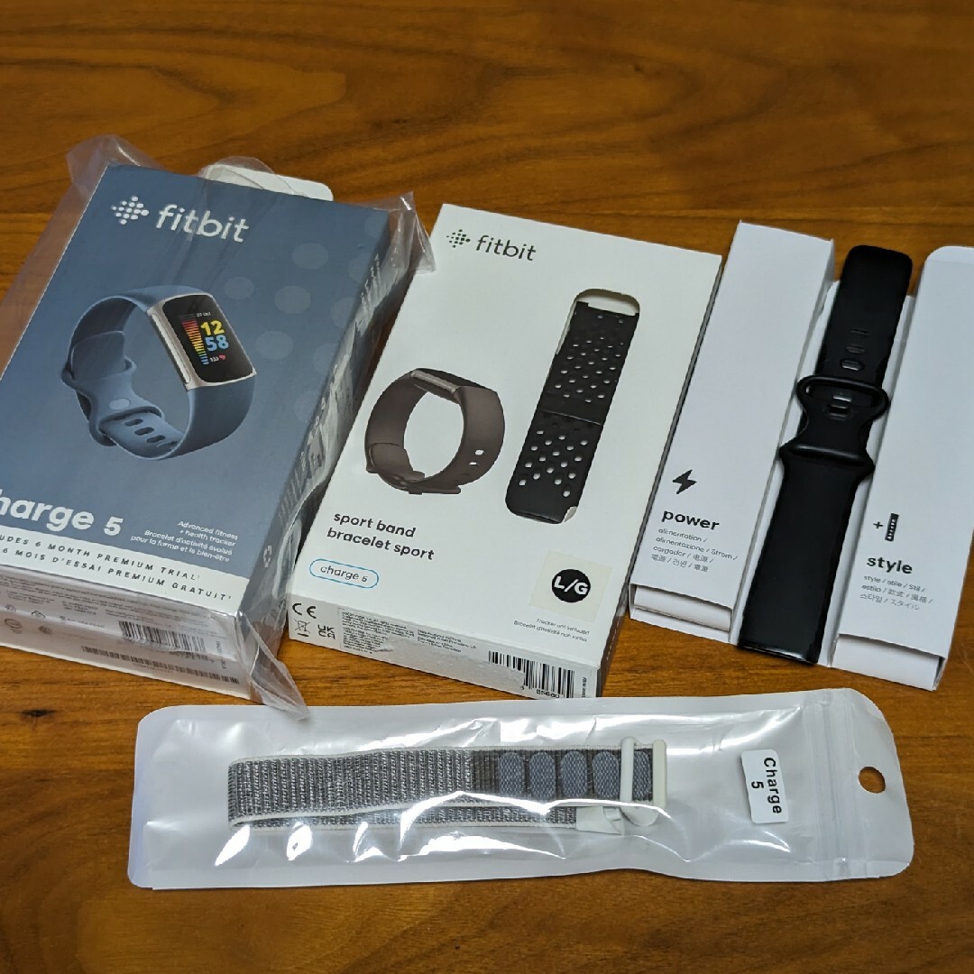 Fitbit Charge 5 スチールブルー／プラチナ ステンレススチール スポーツ/アウトドアのトレーニング/エクササイズ(トレーニング用品)の商品写真