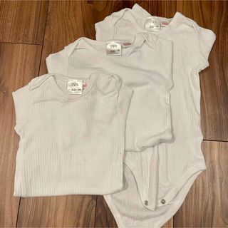 ザラキッズ(ZARA KIDS)の3枚セット⭐️ZARA ボディスーツ/肌着 18-24 92(肌着/下着)