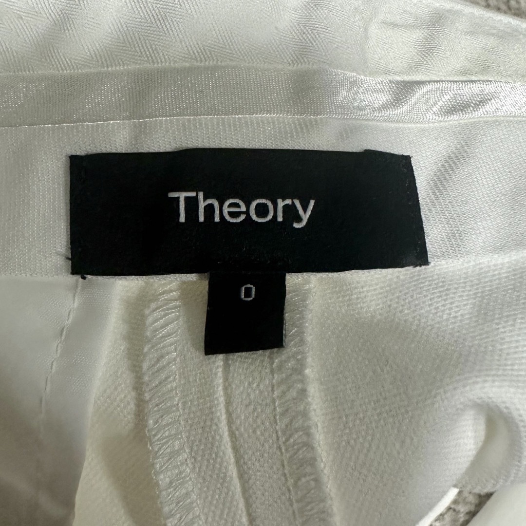 theory(セオリー)の美品✨セオリーレディースホワイトパンツ レディースのパンツ(クロップドパンツ)の商品写真