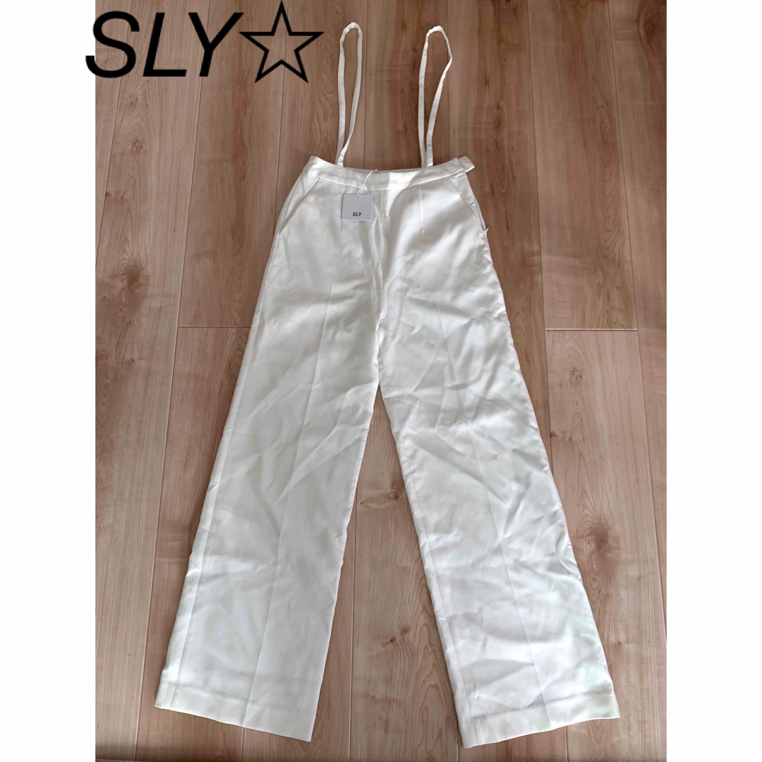 SLY(スライ)の【新品】SLY☆サスペンダー付きワイドパンツ ホワイト レディースのパンツ(カジュアルパンツ)の商品写真