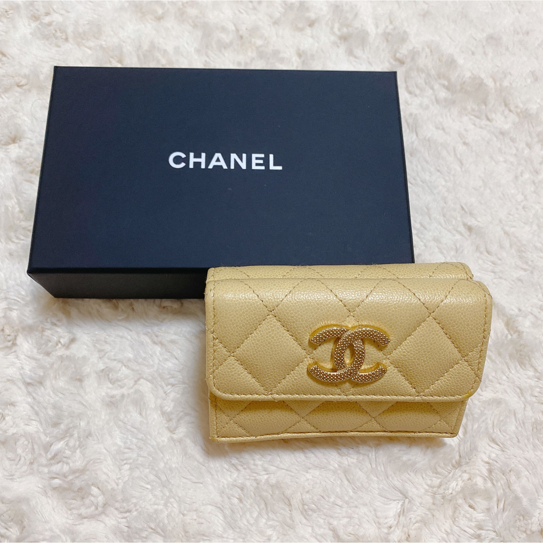 CHANEL(シャネル)のCHANEL キャビアスキン スモール ウォレット ランダム イエロー レディースのファッション小物(財布)の商品写真