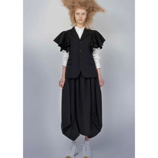 コムデギャルソン(COMME des GARCONS)のコムコム　AD2022ssフリルパフスリーブ　ジャケット　黒　ウールギャバ(テーラードジャケット)