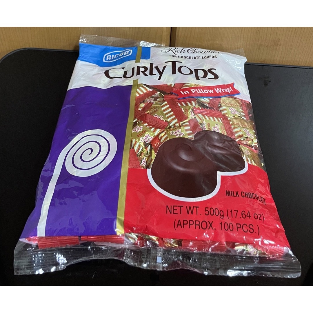 Curly Tops カーリートップス チョコ 100pcs個 食品/飲料/酒の食品(菓子/デザート)の商品写真