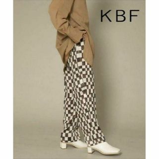 ケービーエフ(KBF)のKBF チェッカープリントイージーパンツ ウィメンズ(カジュアルパンツ)