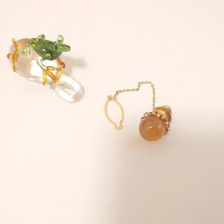 ◇オレンジ　ストーン　ゴールド　シンプル　ブローチ(ブローチ/コサージュ)