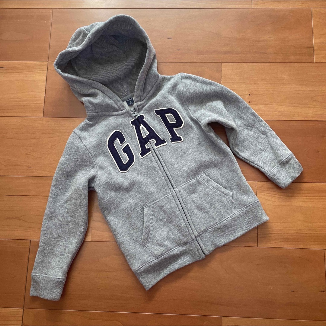 GAP Kids(ギャップキッズ)のgap ギャップ 裏起毛パーカー 110 グレー キッズ/ベビー/マタニティのキッズ服男の子用(90cm~)(ジャケット/上着)の商品写真