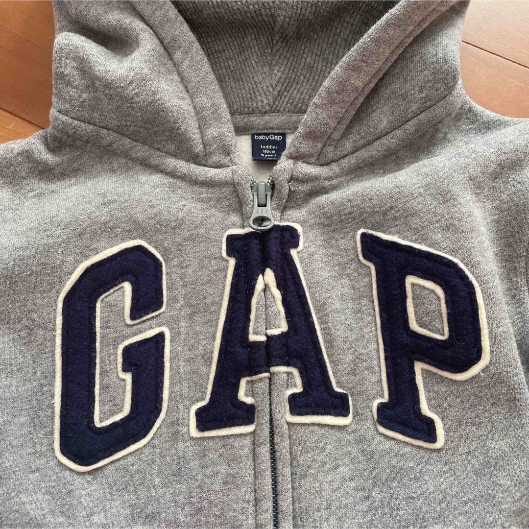 GAP Kids(ギャップキッズ)のgap ギャップ 裏起毛パーカー 110 グレー キッズ/ベビー/マタニティのキッズ服男の子用(90cm~)(ジャケット/上着)の商品写真