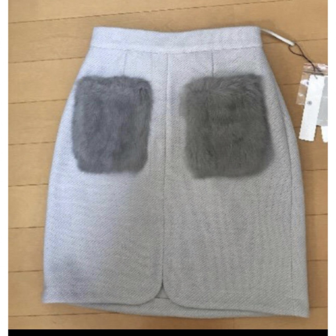 CECIL McBEE(セシルマクビー)のセシルマクビーポケットファーコクーンタイトスカート グレーブルー系 新品Sサイズ レディースのスカート(ひざ丈スカート)の商品写真
