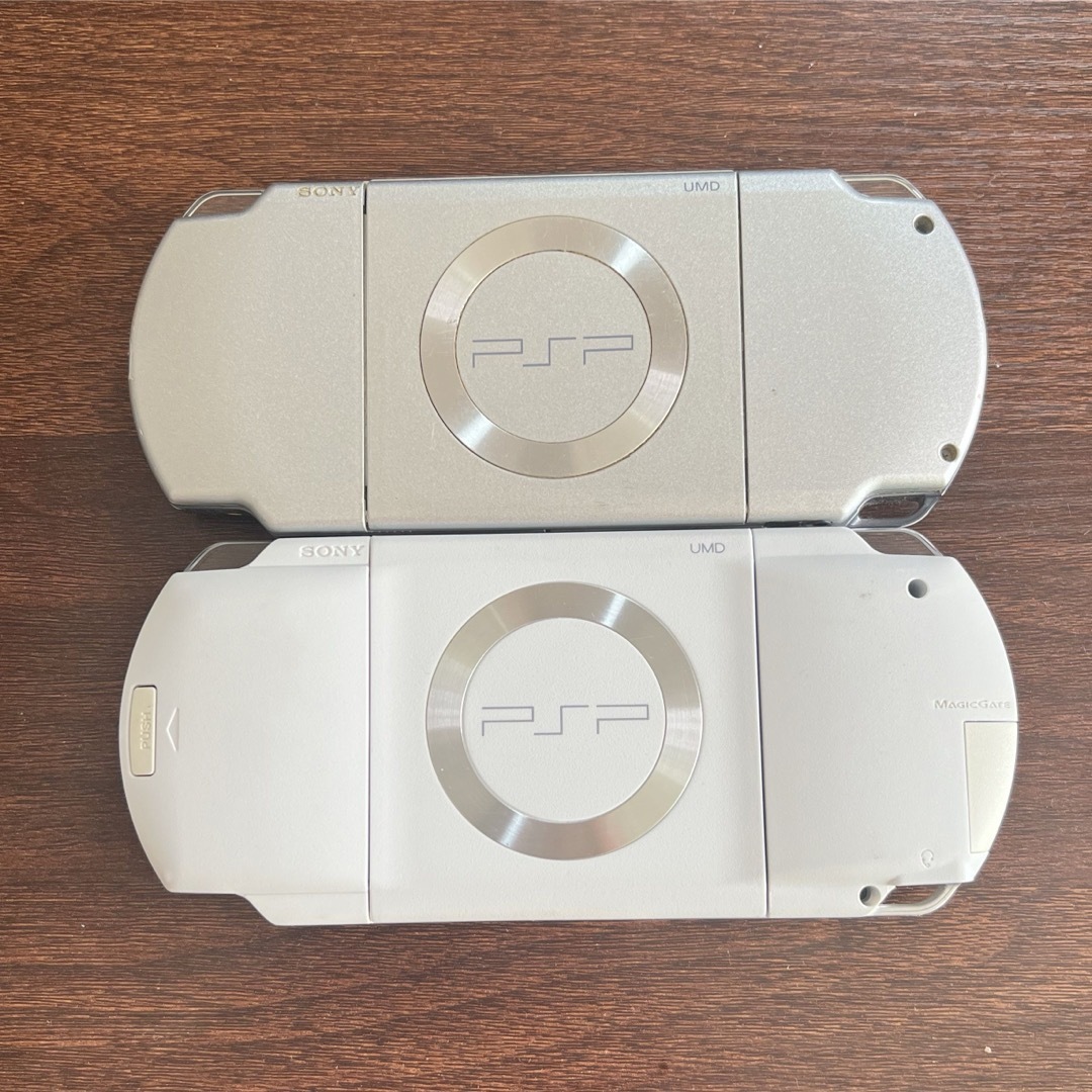 PlayStation Portable(プレイステーションポータブル)の【ジャンク】PSP-1000、PSP-2000、2台セット エンタメ/ホビーのゲームソフト/ゲーム機本体(携帯用ゲーム機本体)の商品写真