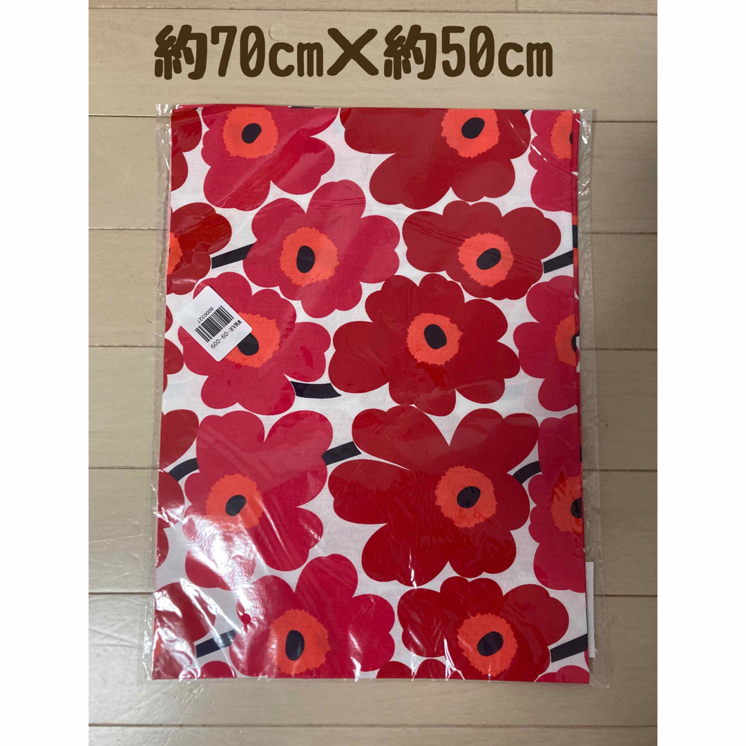 marimekko(マリメッコ)の新品　マリメッコ marimekko ハギレ　生地　ウニッコ柄　赤　ハーフサイズ ハンドメイドの素材/材料(生地/糸)の商品写真