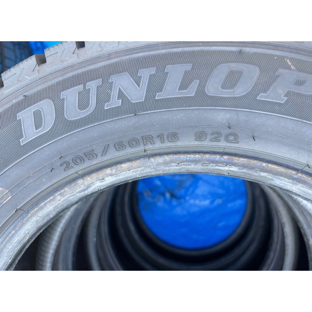 DUNLOP(ダンロップ)のばー様専用　 DUNLOP 205/60R16 22年製　スタッドレスタイヤ 自動車/バイクの自動車(タイヤ)の商品写真