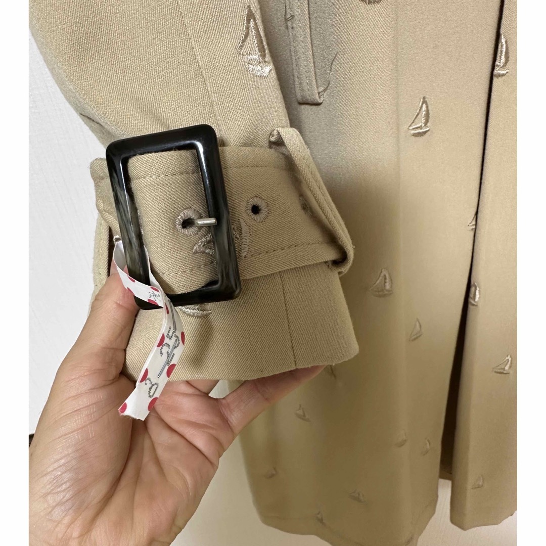 クリーニング済み　トレンチコート　刺繍ヨット総柄 レディースのジャケット/アウター(トレンチコート)の商品写真