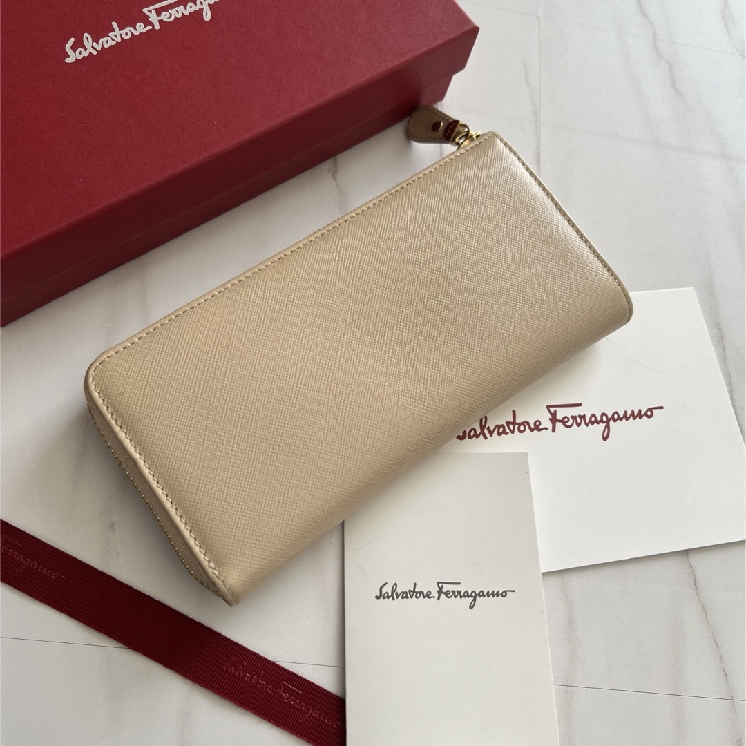 Salvatore Ferragamo(サルヴァトーレフェラガモ)の676 美品 Ferragamo サルヴァトーレフェラガモ 長財布 レディースのファッション小物(財布)の商品写真