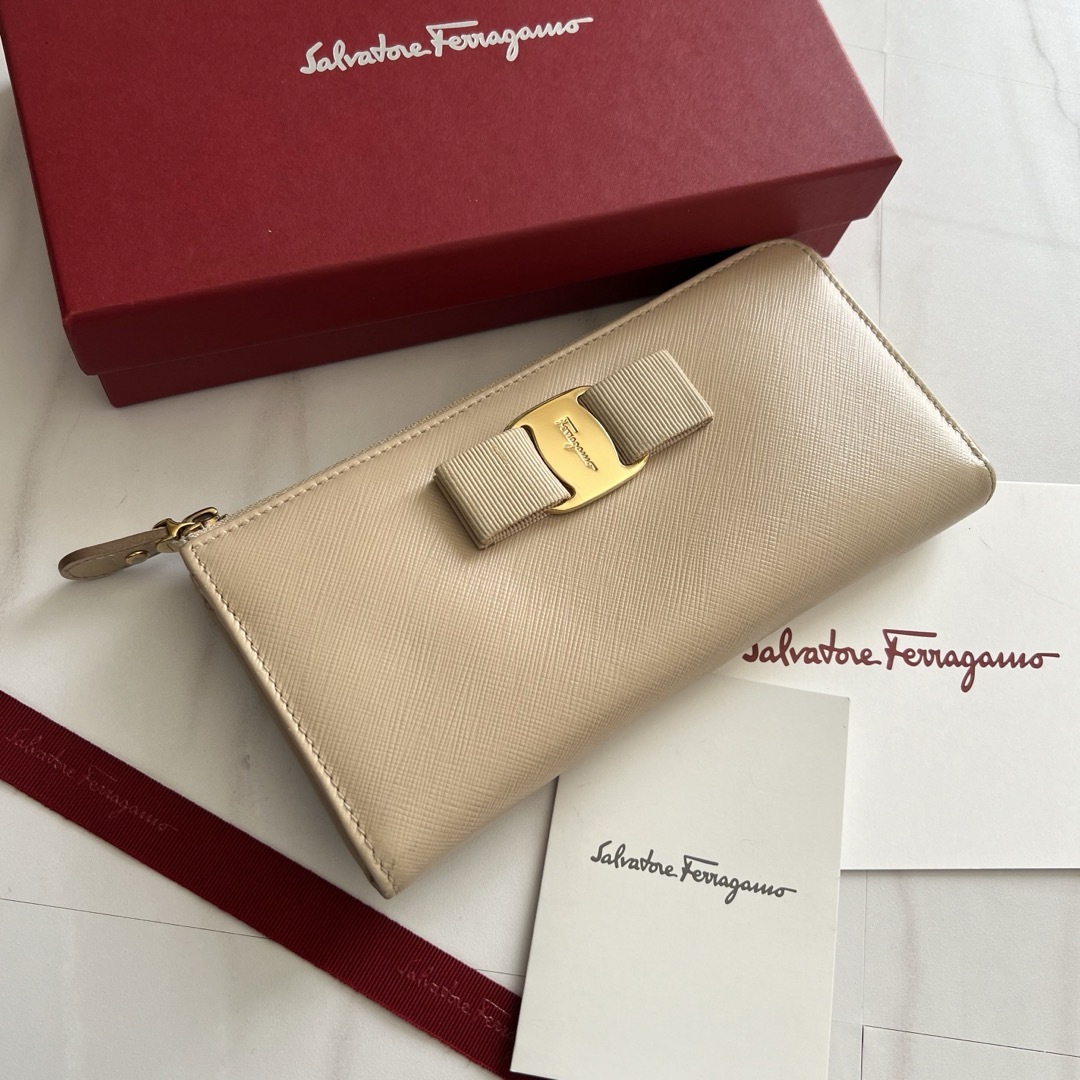 676 美品 Ferragamo サルヴァトーレフェラガモ 長財布