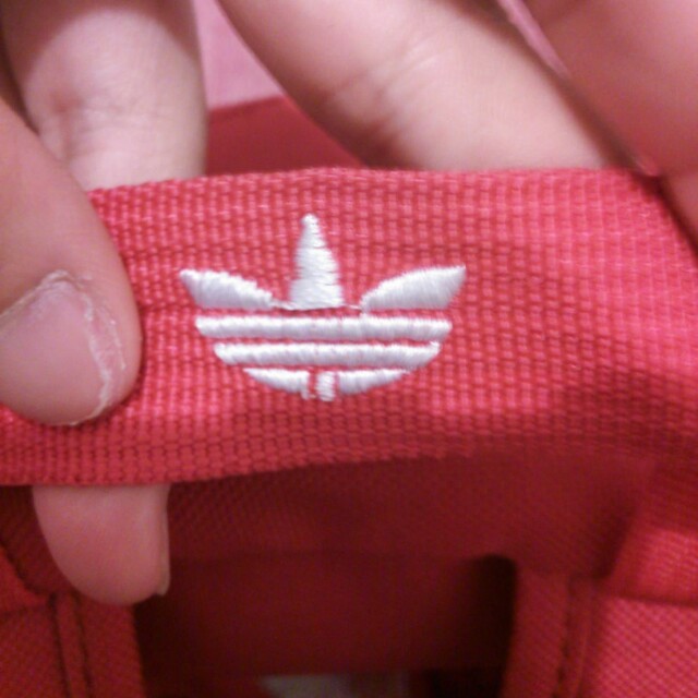 adidas(アディダス)のアディダス 赤 リュック レディースのバッグ(リュック/バックパック)の商品写真
