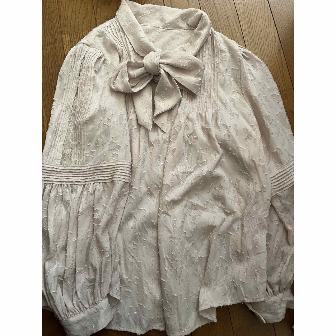 Her lip to(ハーリップトゥ)のHerlipto Bow-Tie Lace Trimming Blouse   レディースのトップス(シャツ/ブラウス(長袖/七分))の商品写真