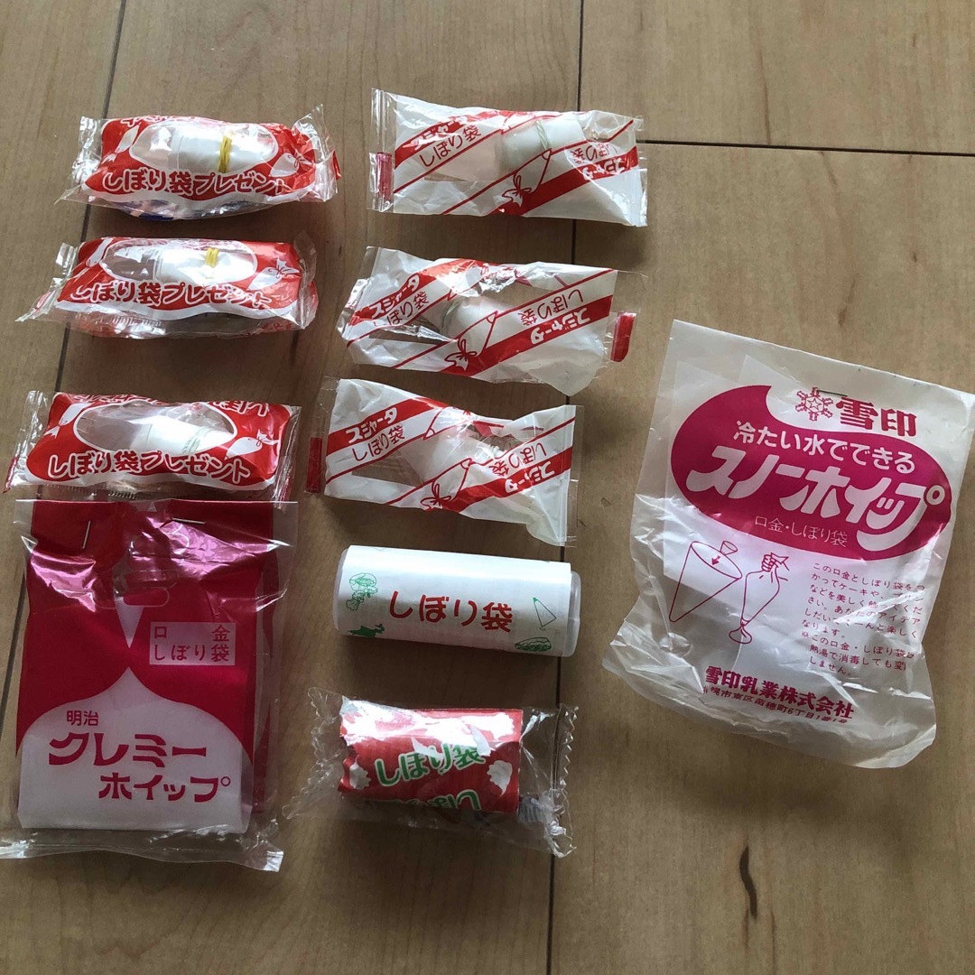 使い捨てホイップクリームしぽり袋✖️10個 食品/飲料/酒の食品(菓子/デザート)の商品写真