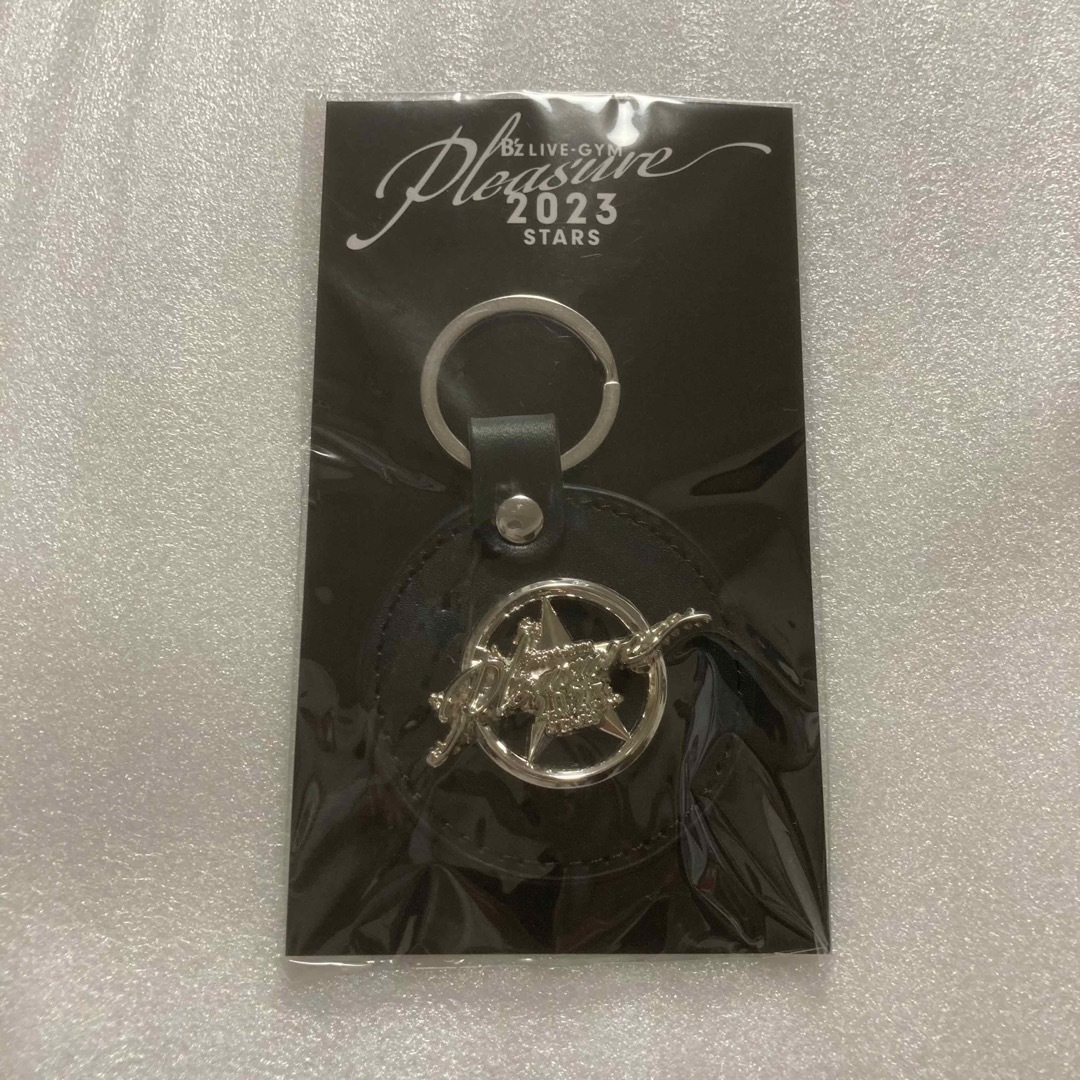 B'z Pleasure 2023 -STARS- レザーキーホルダー  エンタメ/ホビーのタレントグッズ(ミュージシャン)の商品写真