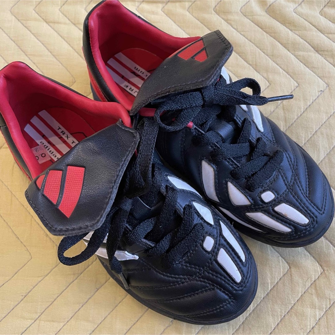 adidas(アディダス)の新品 adidas トレーニングシューズ 21cm サッカー  スポーツ/アウトドアのサッカー/フットサル(シューズ)の商品写真