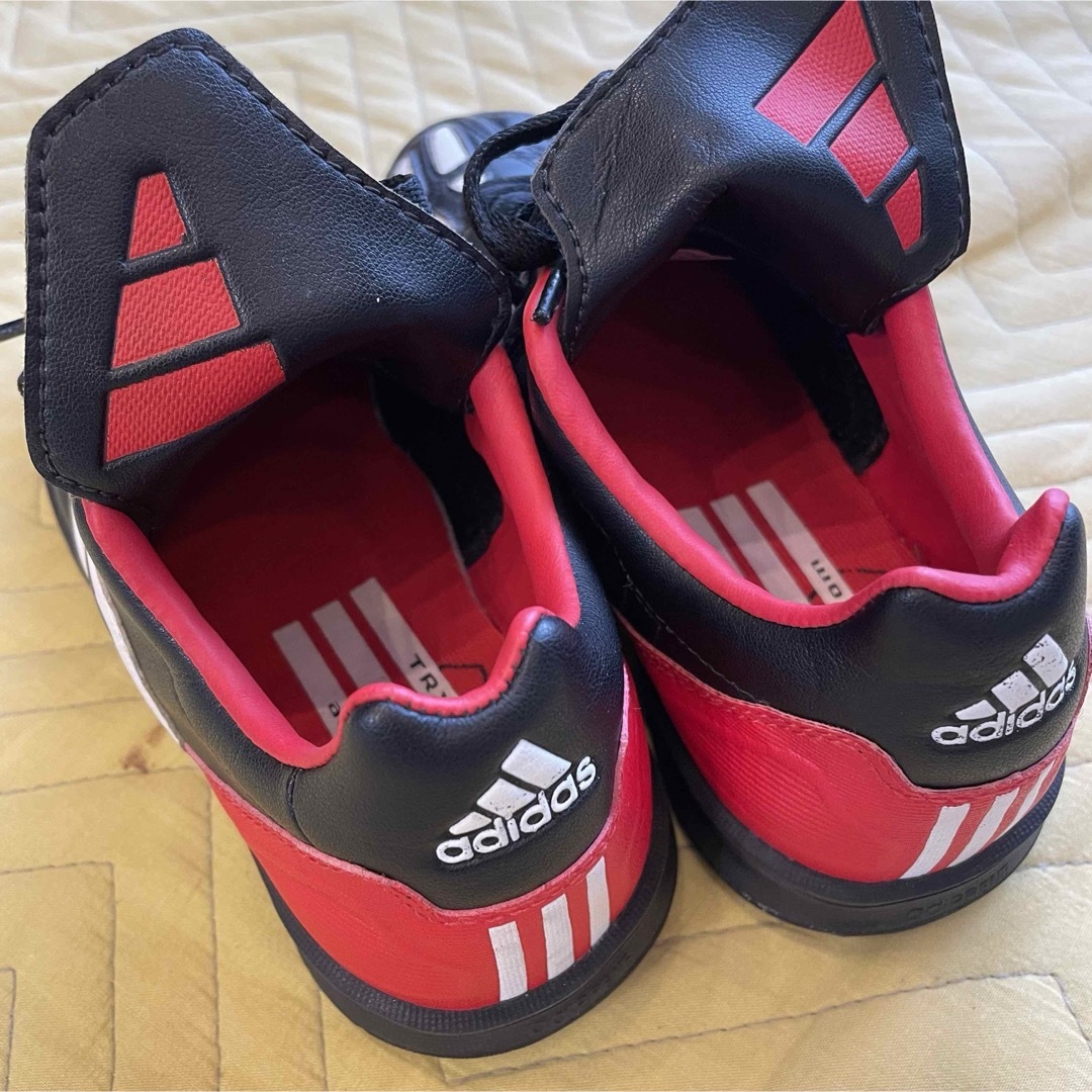 adidas(アディダス)の新品 adidas トレーニングシューズ 21cm サッカー  スポーツ/アウトドアのサッカー/フットサル(シューズ)の商品写真