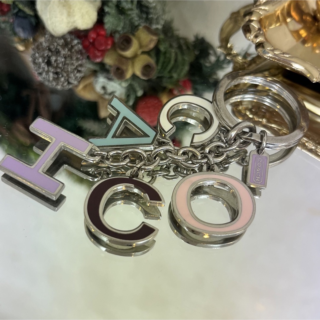 COACH(コーチ)のCOACH キーホルダー keycharm コーチ ロゴチャーム パステルカラー レディースのアクセサリー(チャーム)の商品写真