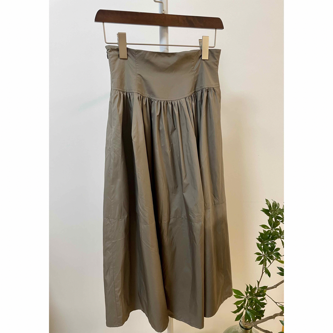 ストラ23年新品⭐️泉里香着洗える❗️タフタボリュームスカート体型カバースカート