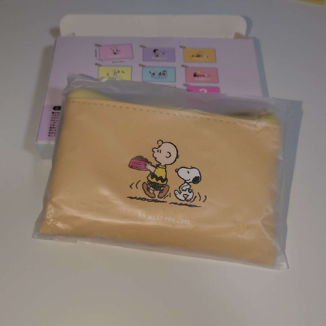 PEANUTS(ピーナッツ)のPEAUTS フラットミニポーチ エンタメ/ホビーのおもちゃ/ぬいぐるみ(キャラクターグッズ)の商品写真