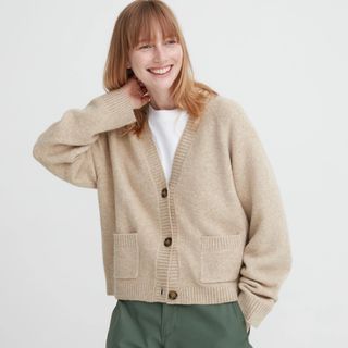 ユニクロ(UNIQLO)のスフレヤーンショートカーディガン ベージュ Mサイズ(カーディガン)