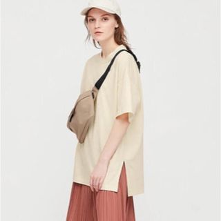 ユニクロ(UNIQLO)の美品 ユニクロ   コットンリラックススリットチュニック S ベージュ (Tシャツ(半袖/袖なし))