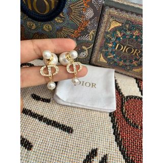 Dior - Dior チャームピアス パールピアス ロゴチャームの通販|ラクマ