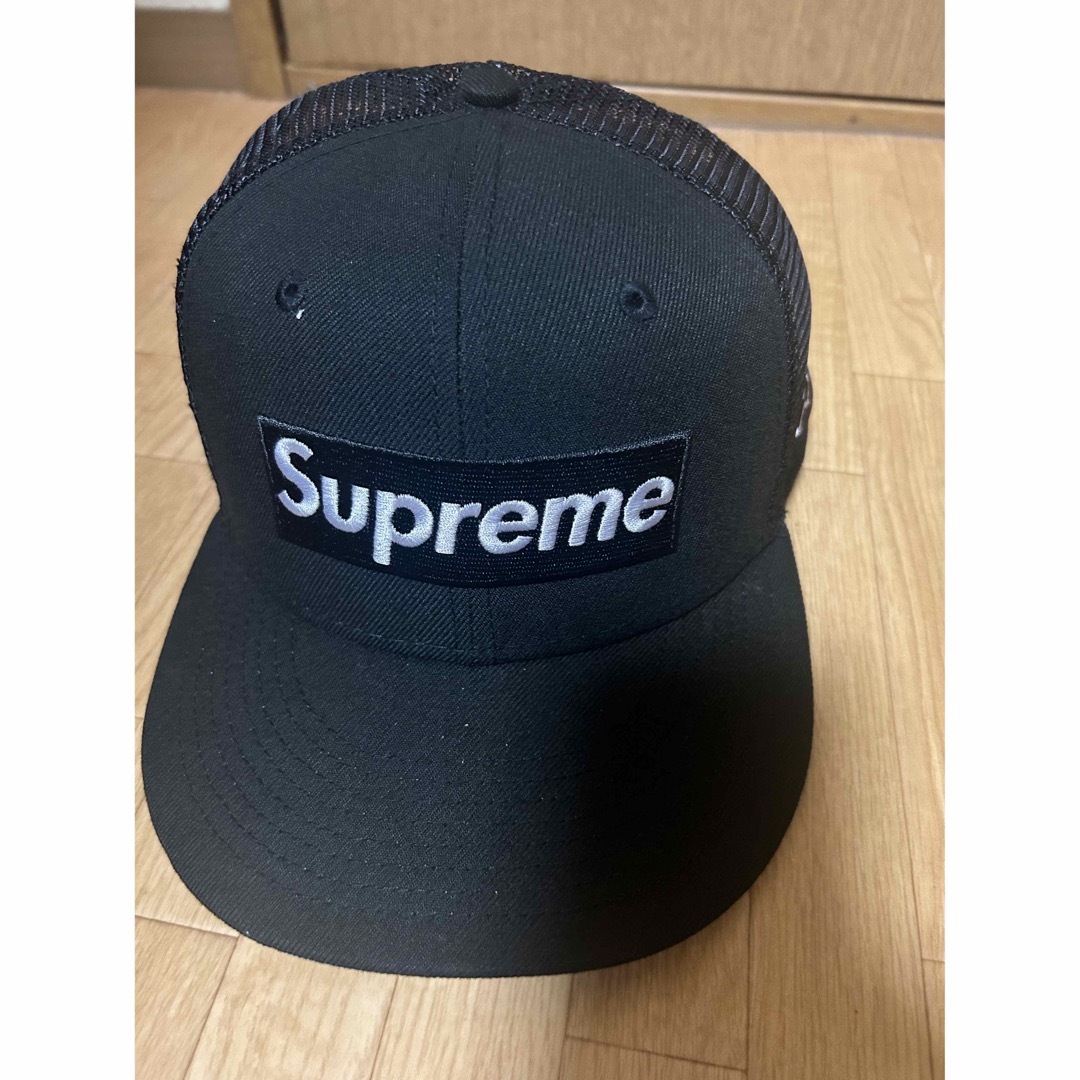 supremeとニューエラのメッシュキャップです