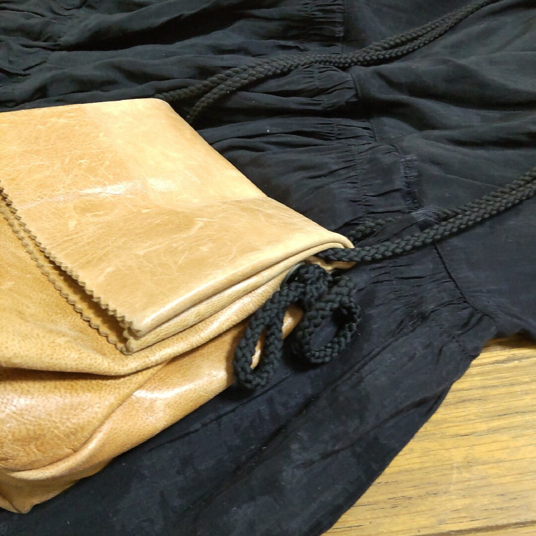 斜め掛け ショルダーバッグ 皮 キャメル レディースのバッグ(ショルダーバッグ)の商品写真