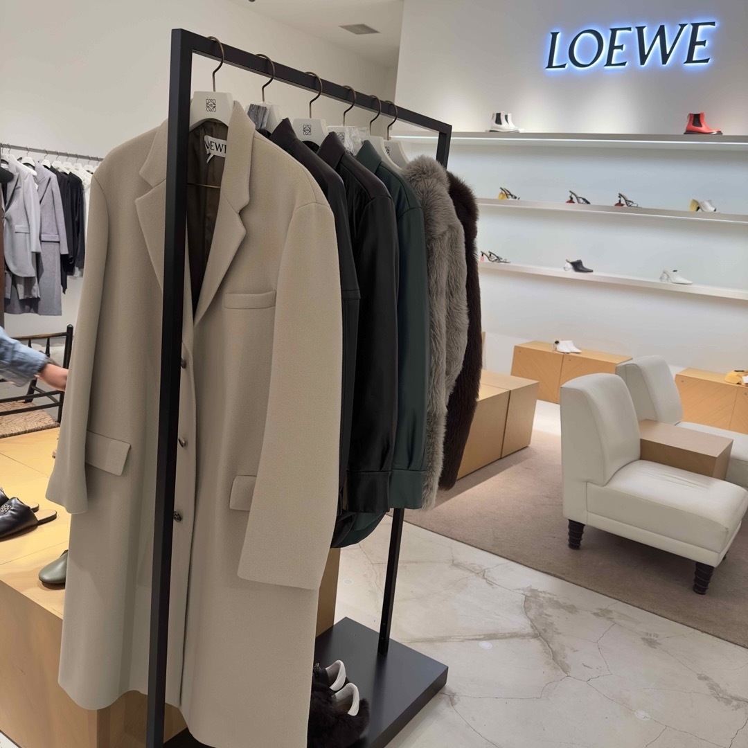 定価約40万円。    loewe    コート