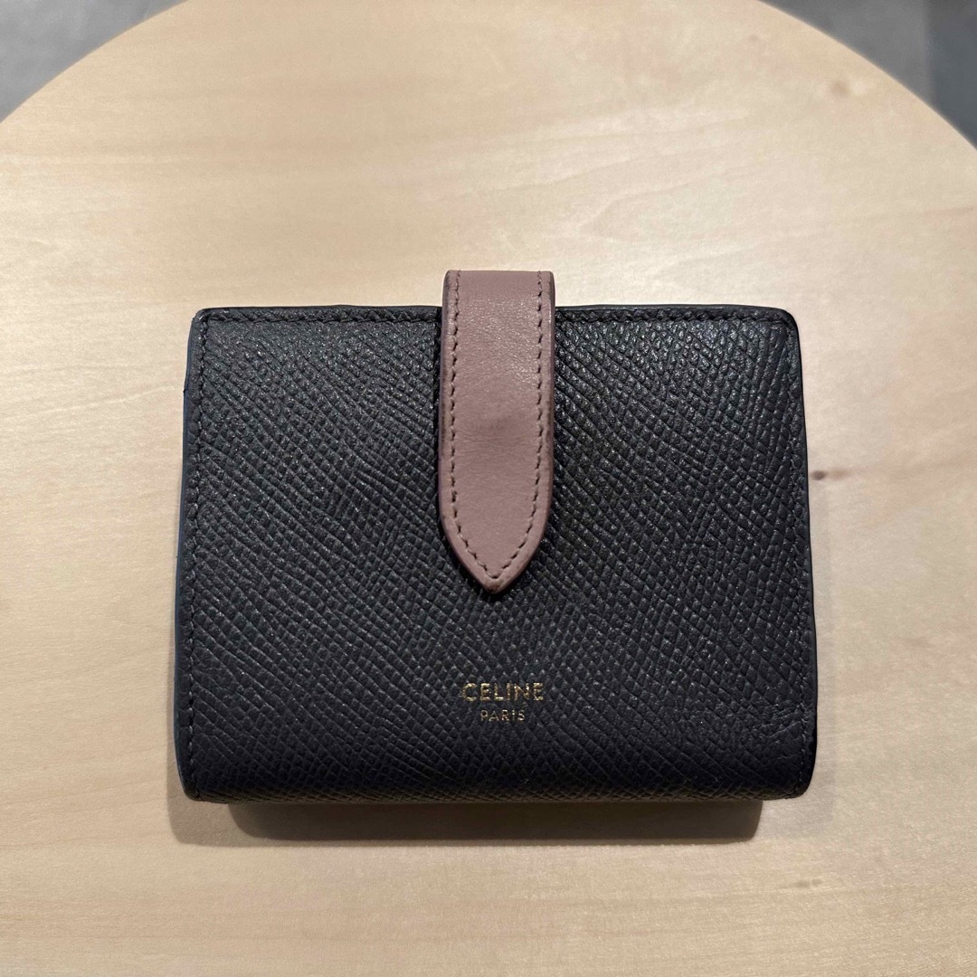 celine(セリーヌ)のCELINE ストラップスモールフラップウォレット　グレー　ピンク　2つ折り財布 レディースのファッション小物(財布)の商品写真