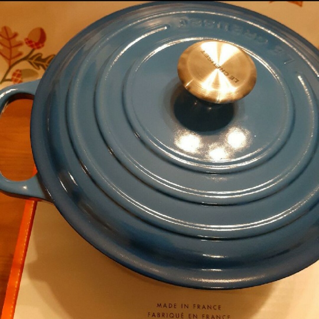 LE CREUSET(ルクルーゼ)の♦大幅値下げ！♦★未使用品★ ココットロンド 22cm ♥マルセイユブルー♥ インテリア/住まい/日用品のキッチン/食器(鍋/フライパン)の商品写真