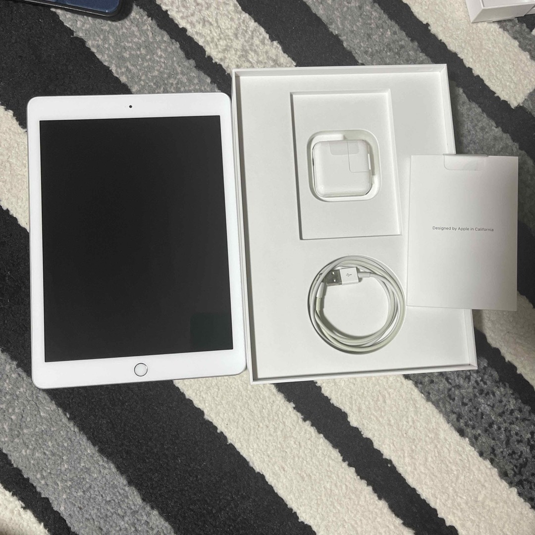 Apple(アップル)のアップル iPad 第6世代 128GB シルバーセット スマホ/家電/カメラのPC/タブレット(タブレット)の商品写真