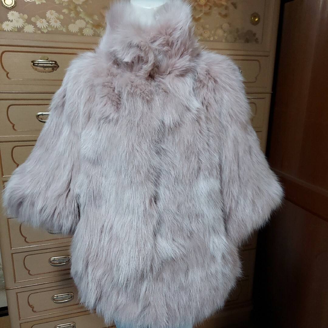 フォックスファーケープライク2wayピンクコートベルト付 ギラロッシュパリ製品 レディースのジャケット/アウター(毛皮/ファーコート)の商品写真