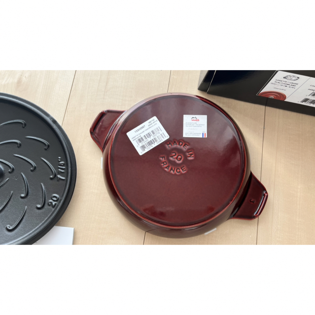 STAUB(ストウブ)のストウブ　ラウンドホットプレート　20cm グレナディンレッド　トゥモローランド インテリア/住まい/日用品のキッチン/食器(鍋/フライパン)の商品写真