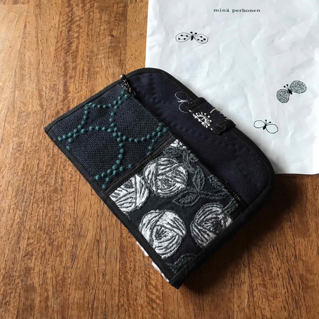 mina perhonen - ミナペルホネン 通帳ケース キルト pollot 刺繍の通販 mina perhonen - ミナペルホネン 通帳ケース キルト pollot 刺繍の通販