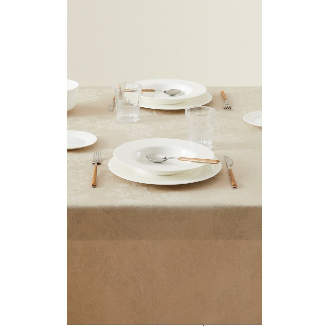 ZARA HOME(ザラホーム)のzara home フラワージャカードテーブルクロス 170 x 170 cm インテリア/住まい/日用品のキッチン/食器(テーブル用品)の商品写真