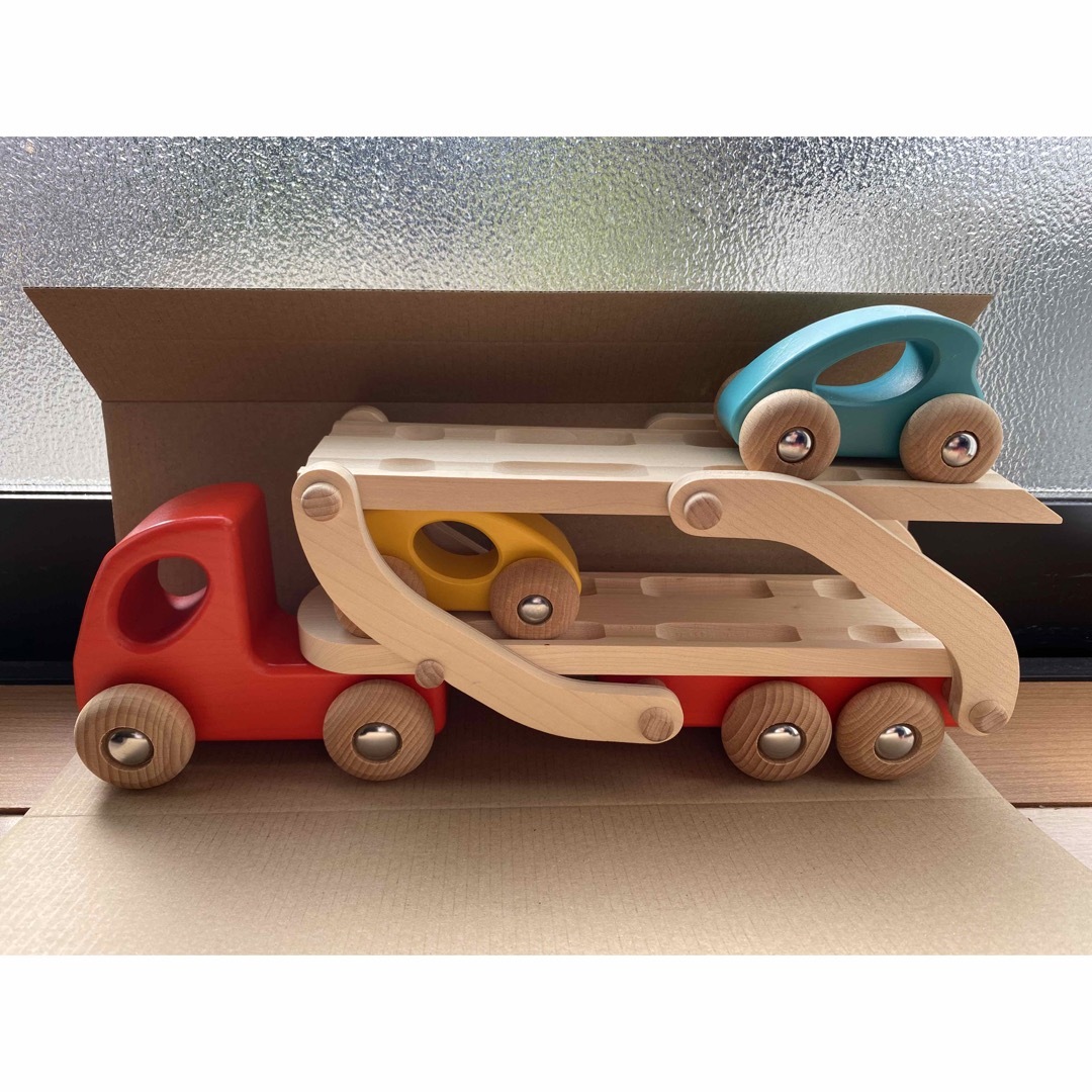 車をはこぶトラック（レッド）　木のおもちゃ　新品未使用 キッズ/ベビー/マタニティのおもちゃ(電車のおもちゃ/車)の商品写真
