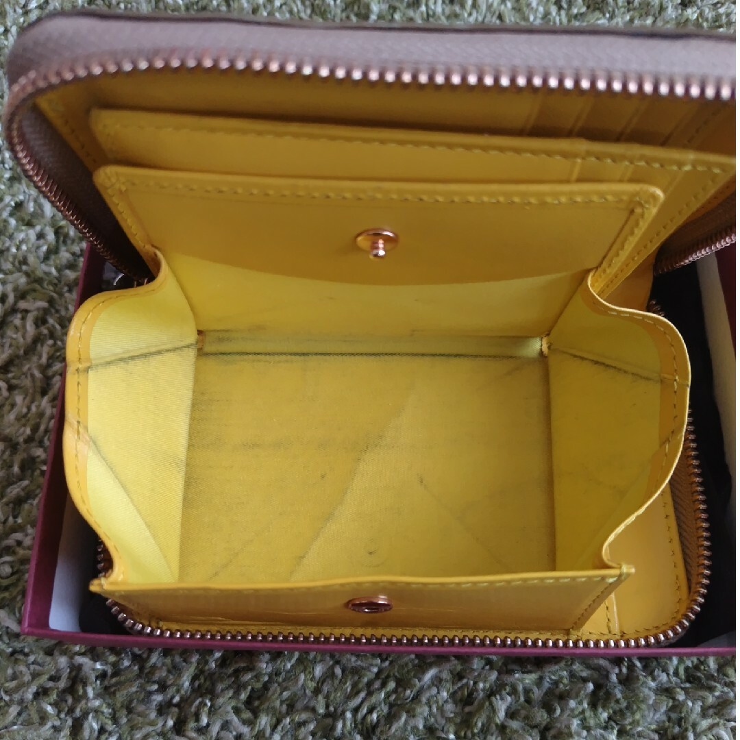 ASUMEDERU(アスメデル)のASUMEDERU 牛革 二つ折り財布 レディースのファッション小物(財布)の商品写真
