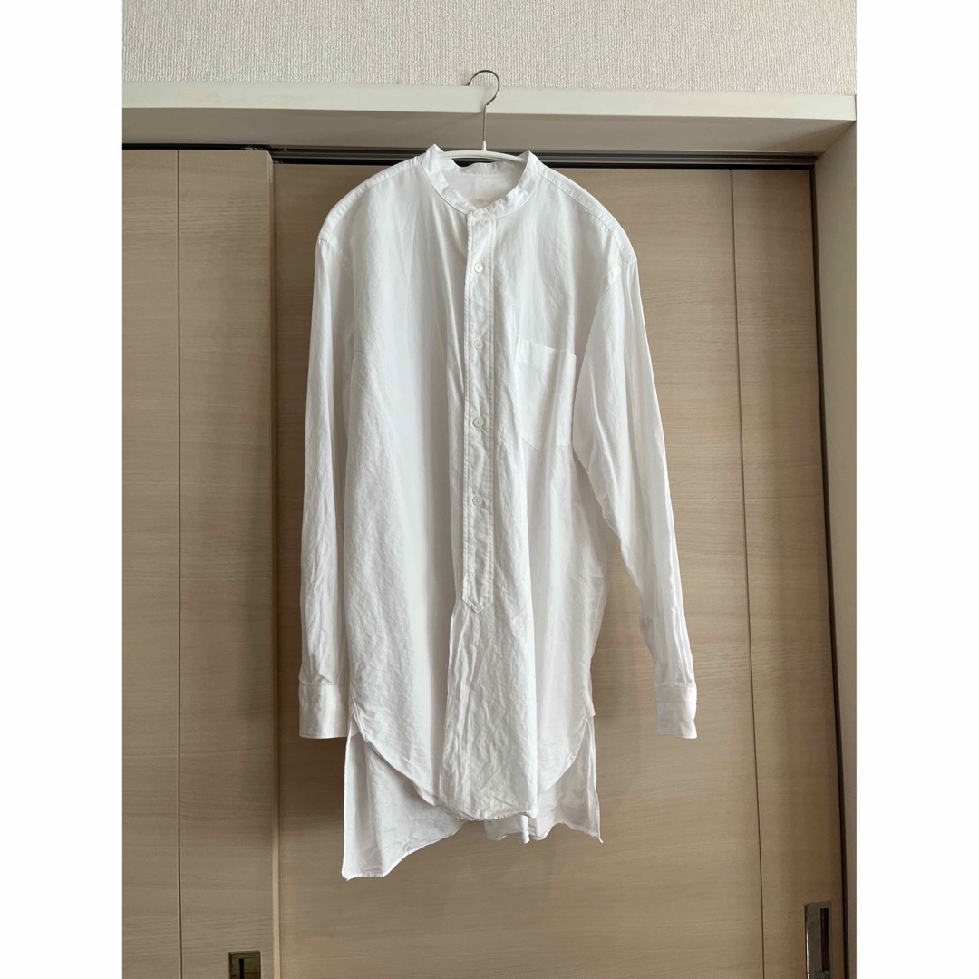 トップスcomoli コモリ　バンドカラーシャツ　サイズ2 ホワイト