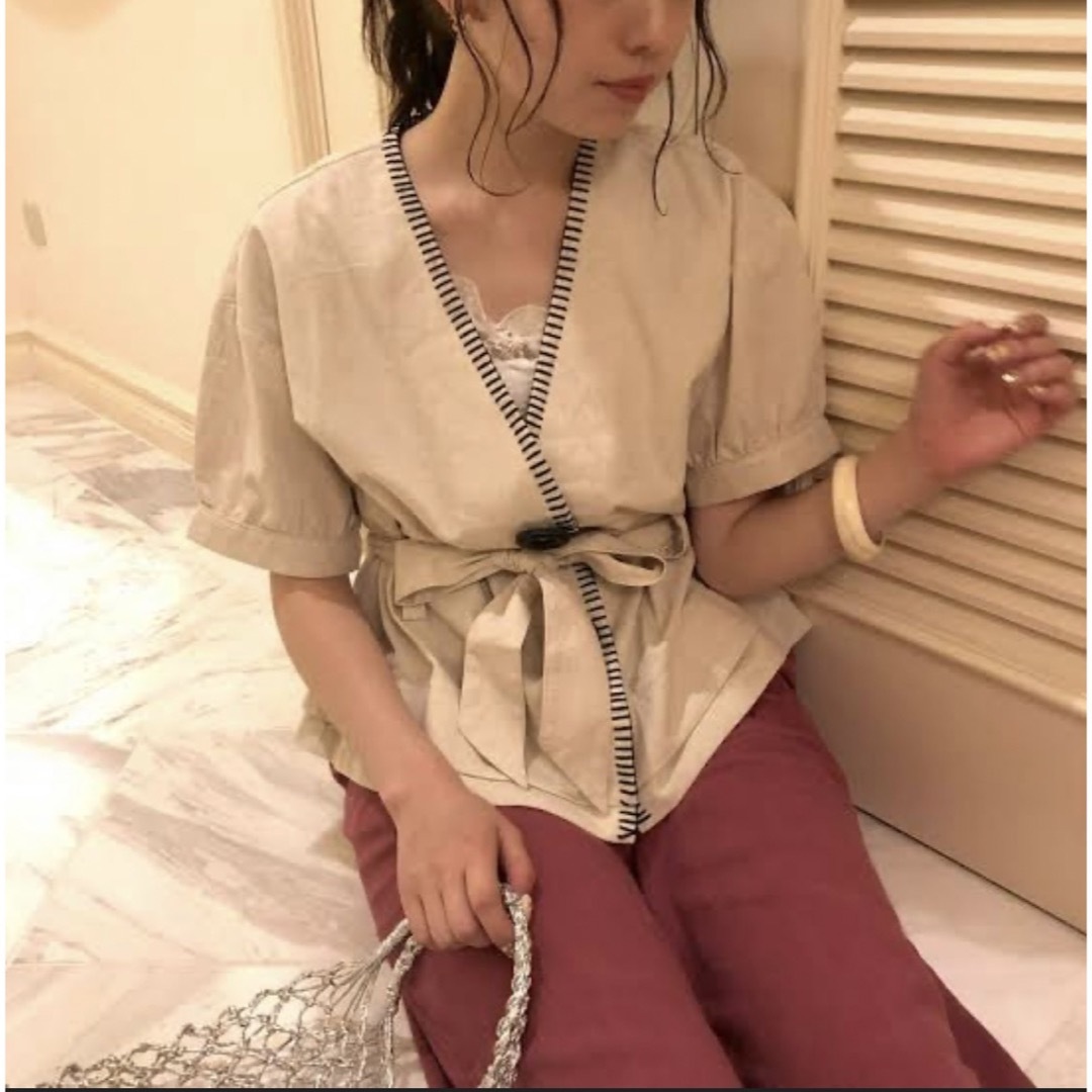 ZARA(ザラ)の金属デカボタン【ZARA】パイピングノーカラージャケット*ウエストリボン*リネン レディースのジャケット/アウター(ノーカラージャケット)の商品写真